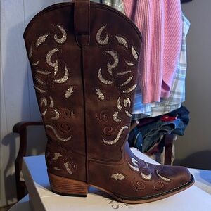 Natural Reflections Brown Boots with Silver Details